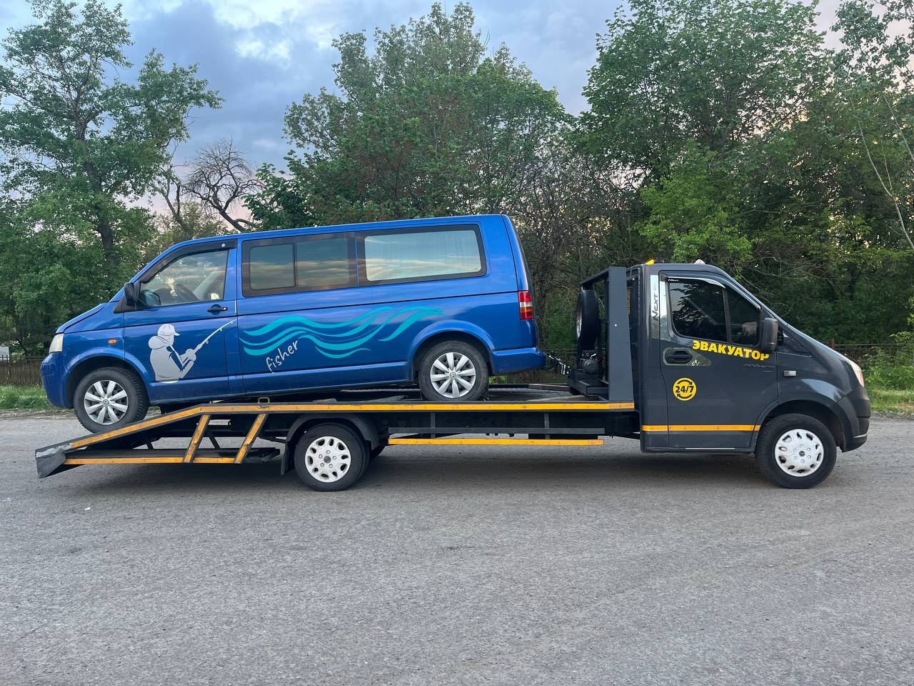 Эвакуатор перевозит автомобиль в сервисный центр